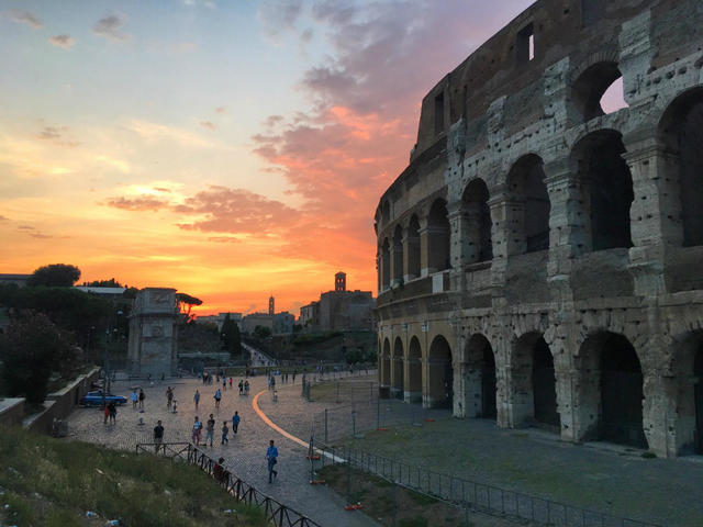 ローマで見たいフォトジェニックな夕暮れのコロッセオ！ | 地球の歩き方